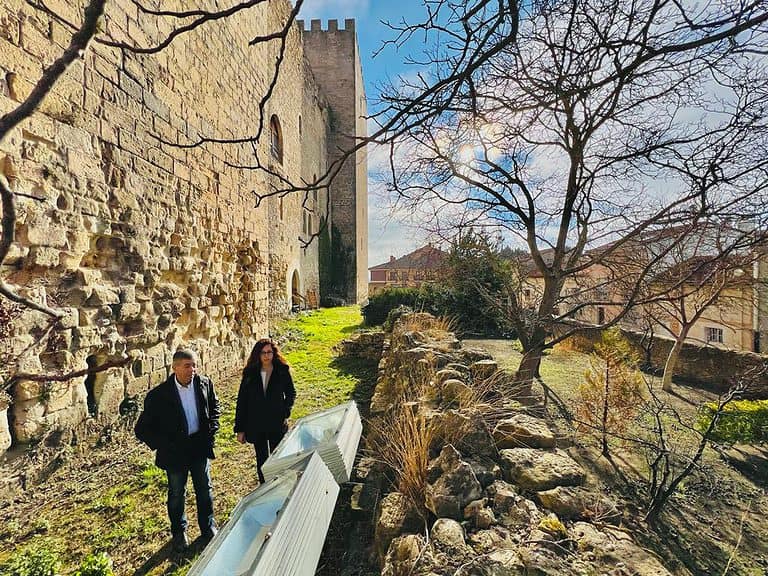 Isaac y Nerea en el futuro jardin abierto del Museo